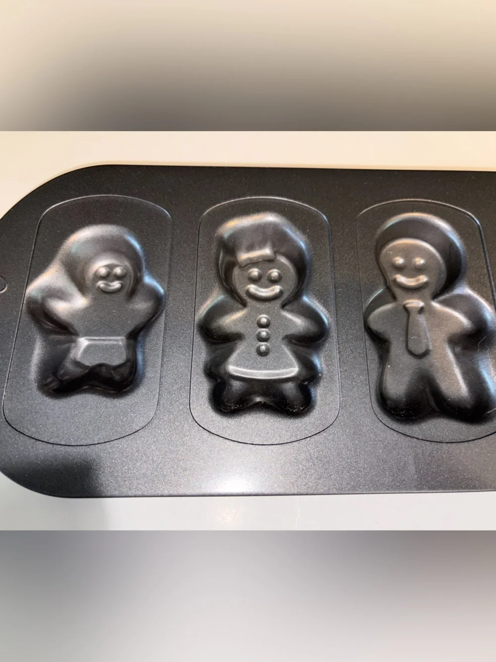 Wilton Gingerbread Man Family Cookie Pan Mold 6 Cavity NonStick Christmas Baking